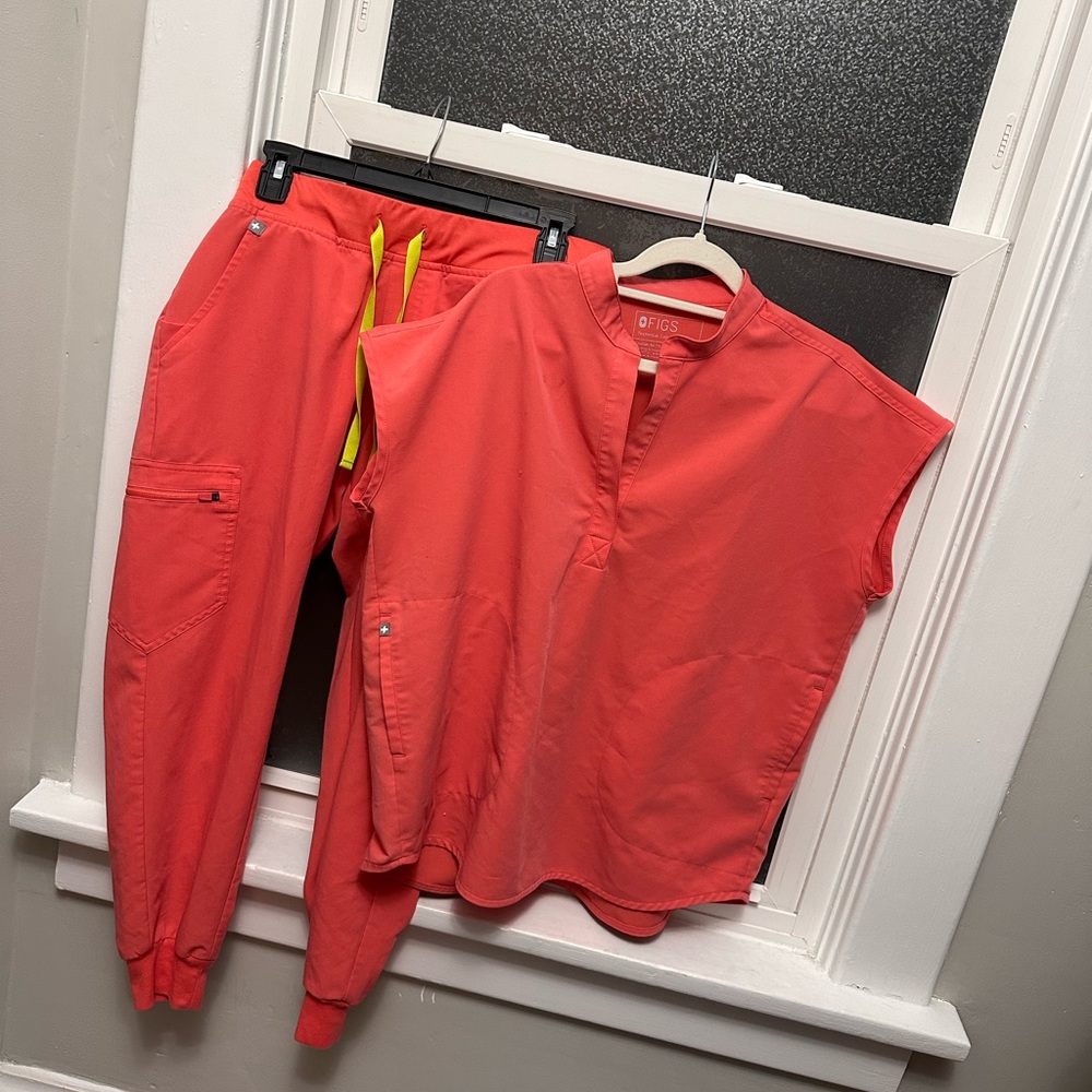 FIGS HOT CORAL SCRUB SET